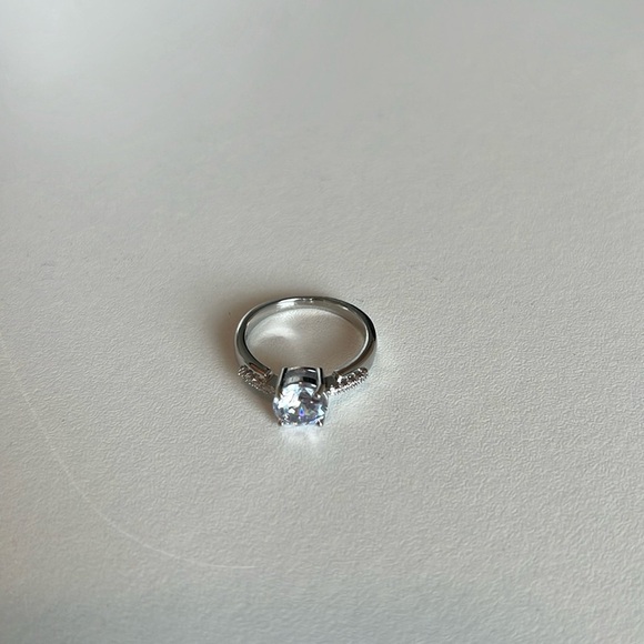 NWT Silver Round Stone Dainty Wedding Ring - Picture 4 of 5
